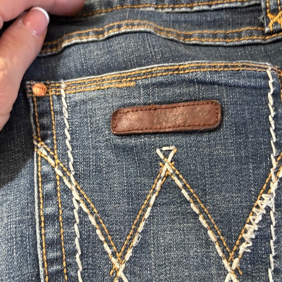 Wrangler Women's Classic Blue Straight Leg Jeans - Picture 5 of 6